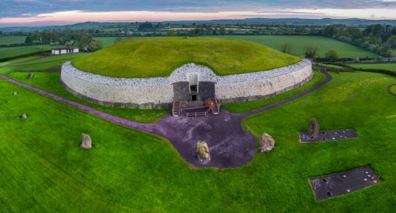 Newgrange, Brú na Bóinne, Co Meath (credit - Fáilte Ireland)