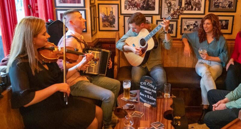 Traditional Irish music in Galway (credit - Fáilte Ireland)